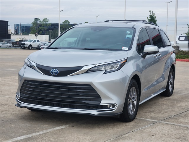 2023 Toyota Sienna XLE Silver at Community Toyota