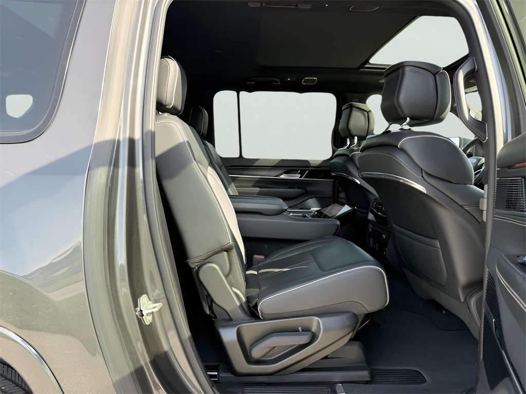 2024 Jeep Grand Wagoneer L II photo 9