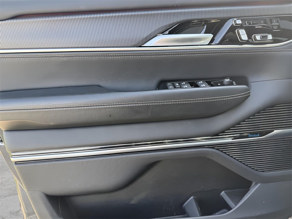 2024 Jeep Grand Wagoneer L II photo 18