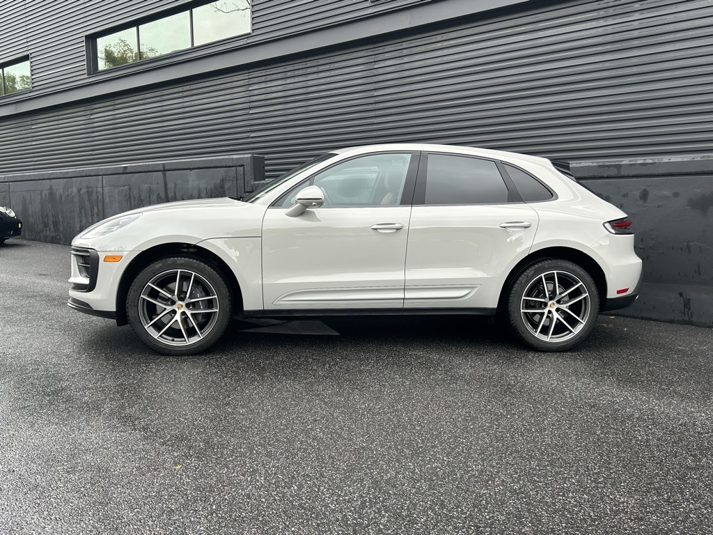 2025 Porsche Macan photo 2