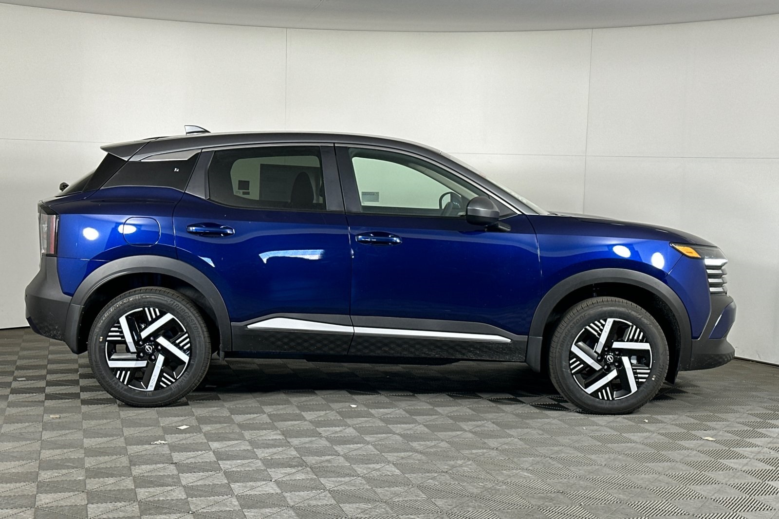 2025 Nissan Kicks SV photo 2