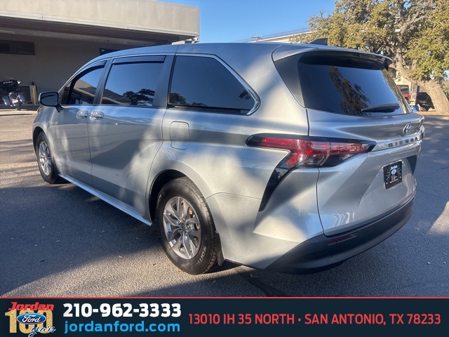 Used Car 2021 Toyota Sienna  Le For Sale Under $30,000 In San Antonio, Texas