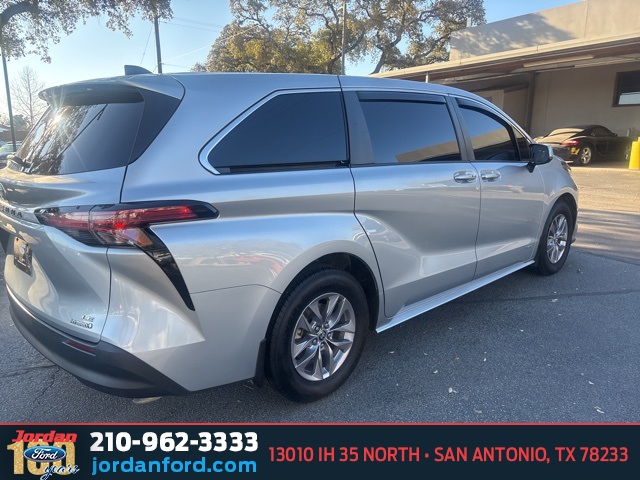 Used Car 2021 Toyota Sienna  Le For Sale Under $30,000 In San Antonio, Texas