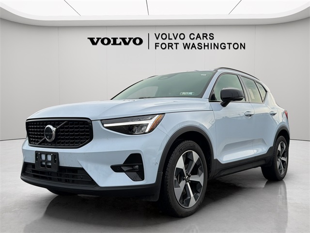 2025 Volvo XC40 B5 Plus Dark Theme