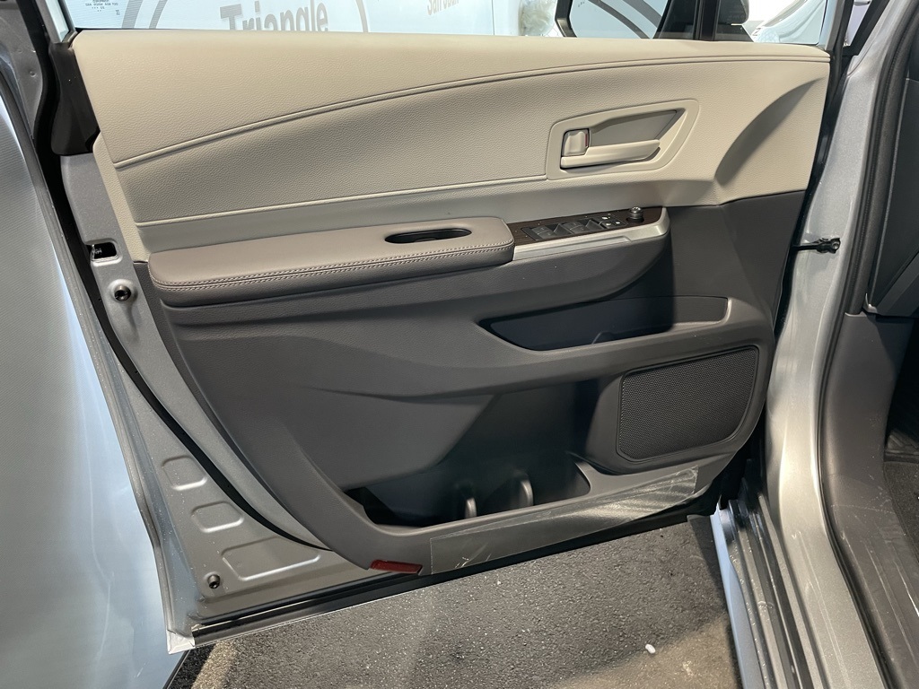 Thumbnail: 2025 Toyota Sienna - 25