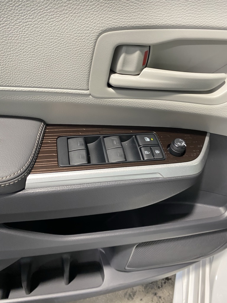 Thumbnail: 2025 Toyota Sienna - 25