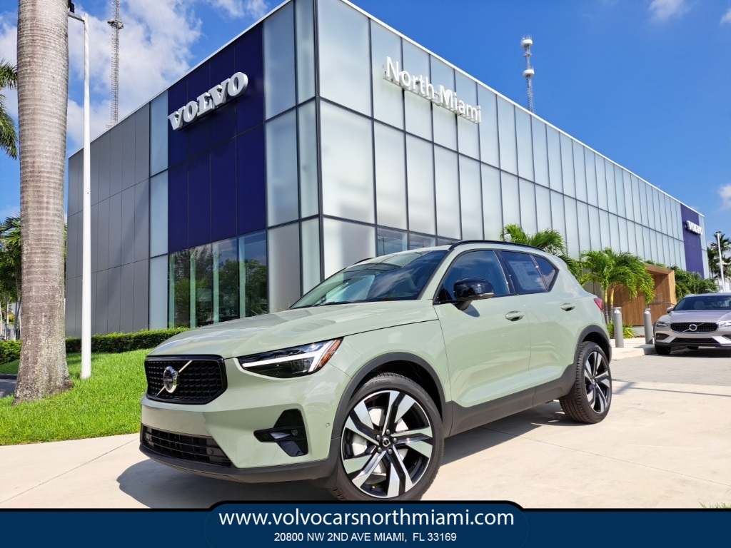 2025 Volvo XC40 B5 Ultra Dark Theme