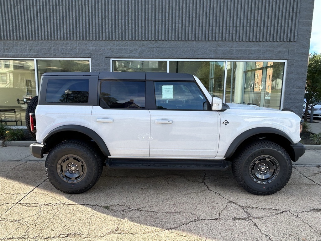 2025 Ford Bronco Outer Banks 4-Door 4WD