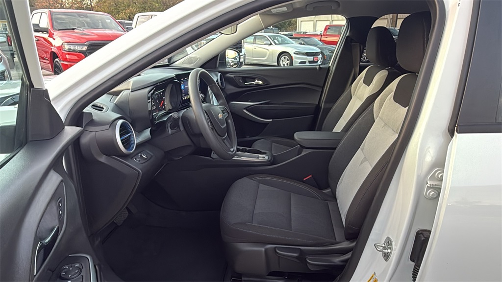 2025 Chevrolet Trax LS - 6