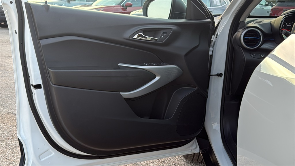 2025 Chevrolet Trax LS - 8