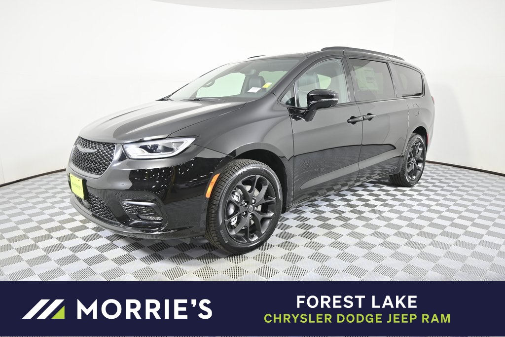 2026 Chrysler Pacifica Limited's photo