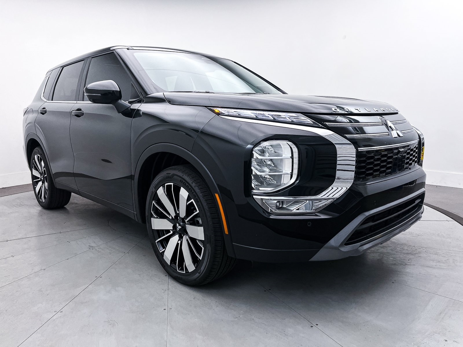 2025 Mitsubishi Outlander SE's photo