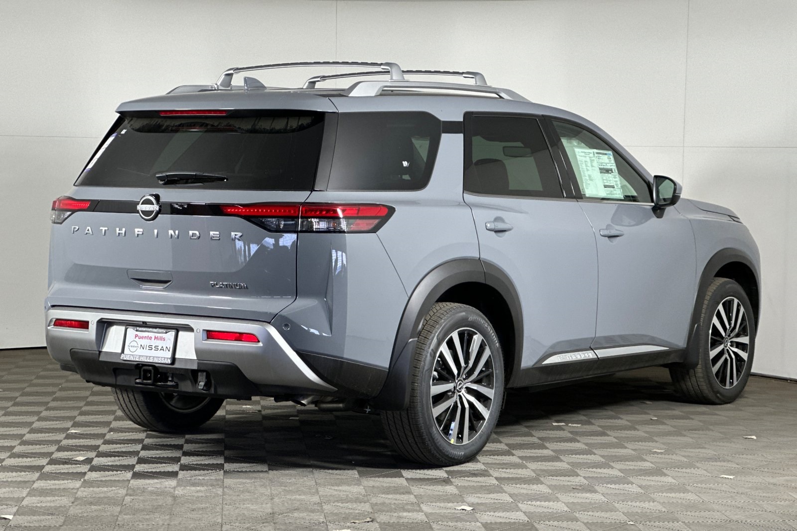 2025 Nissan Pathfinder Platinum photo 2