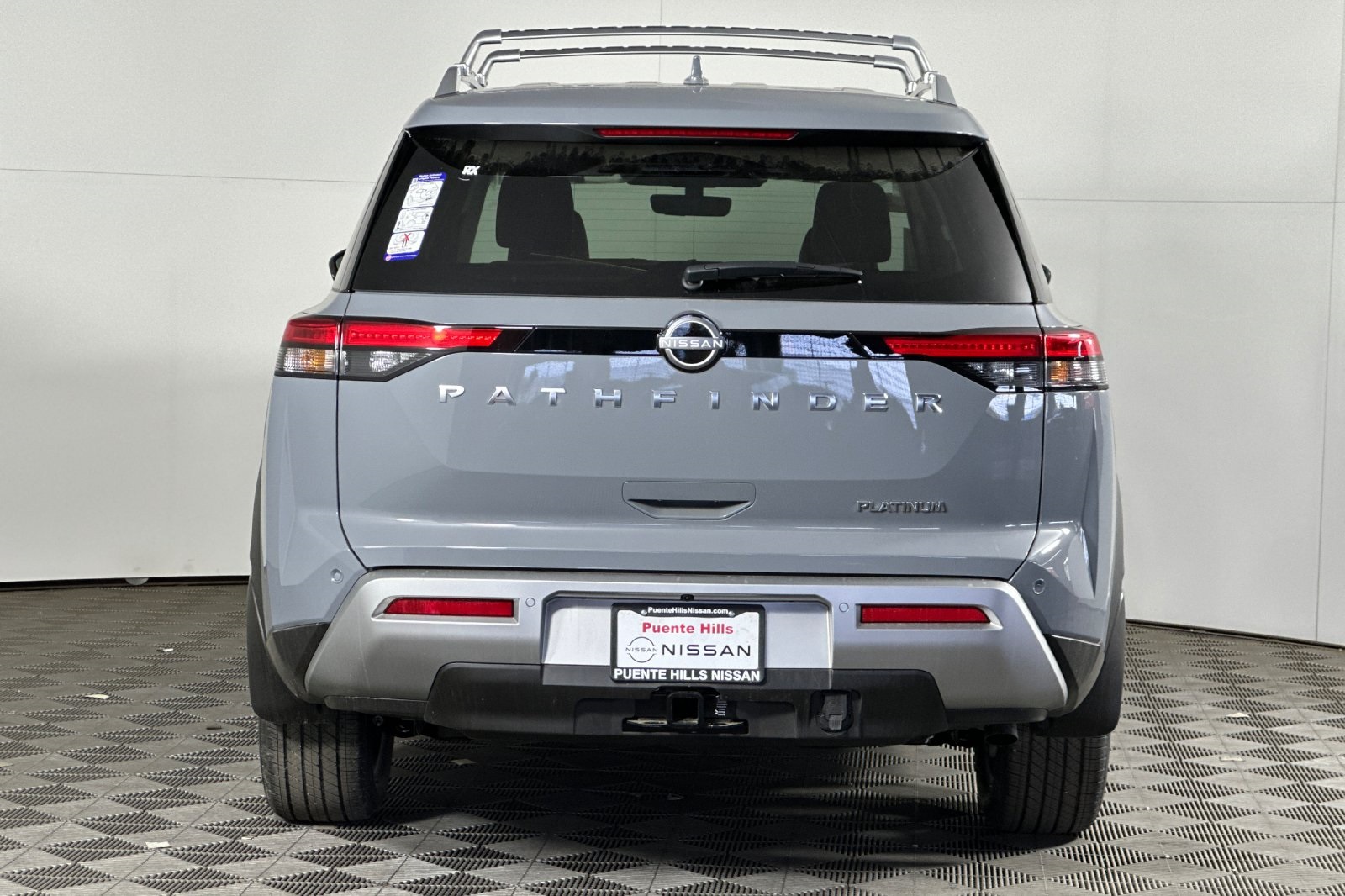 2025 Nissan Pathfinder Platinum photo 3