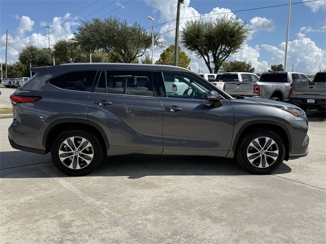 2022 Toyota Highlander XLE  at Tom Peacock Cadillac