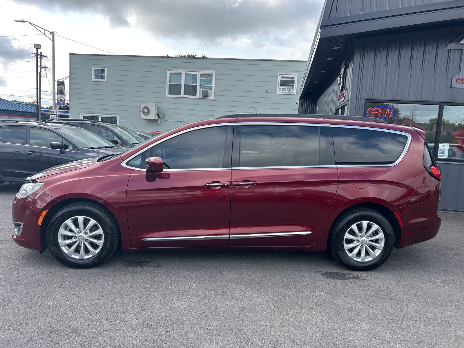 2017 Chrysler Pacifica Touring L photo 2