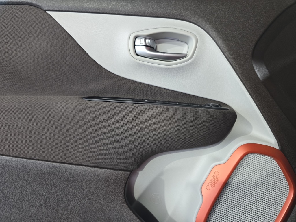 Thumbnail: 2017 Jeep Renegade - 12