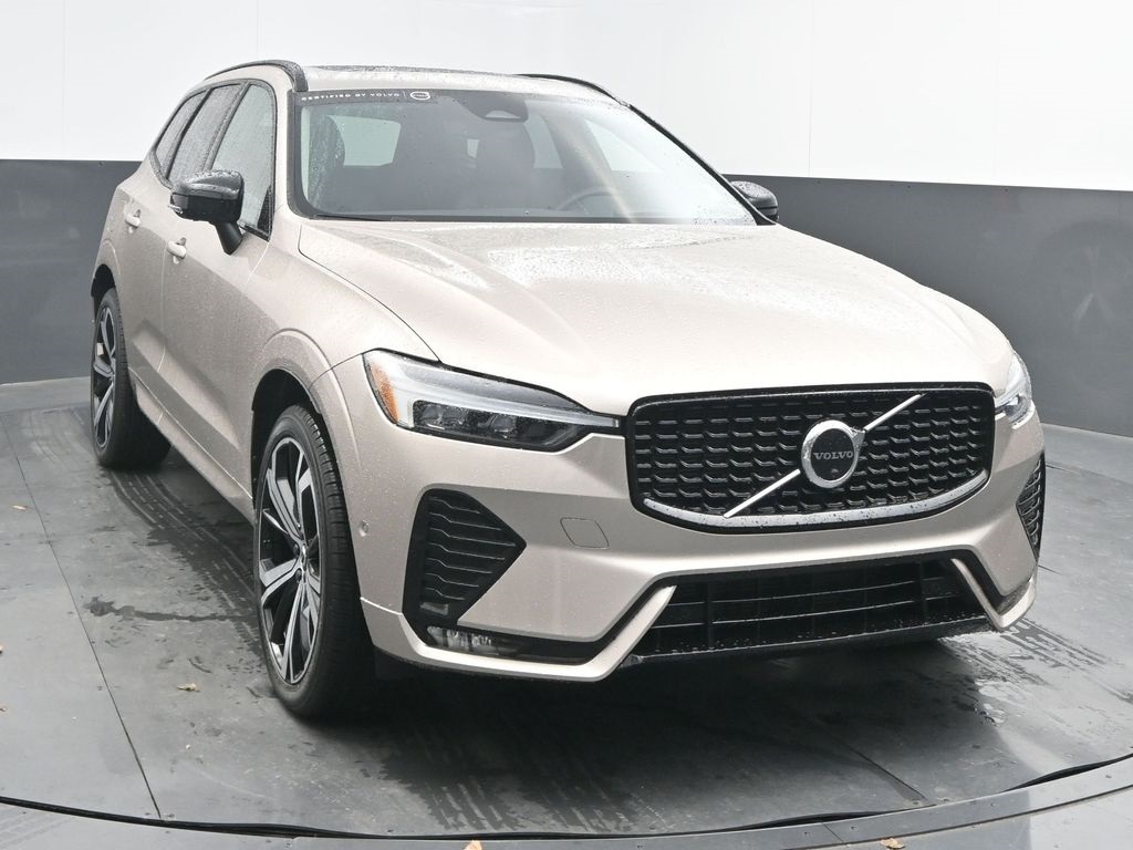 2023 Volvo XC60 B5 Ultimate Dark Theme FWD