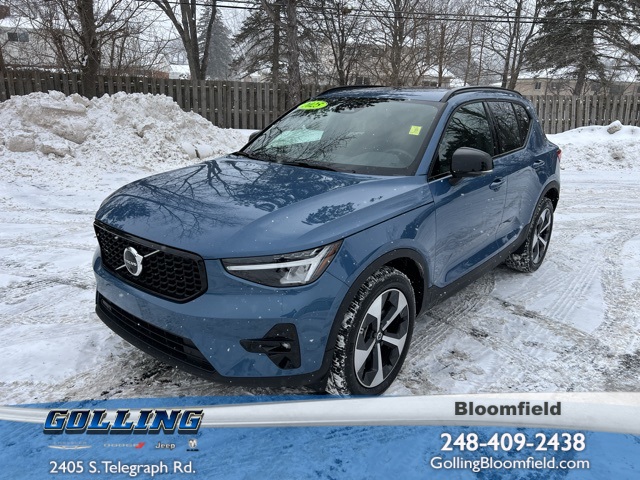 2025 Volvo XC40 B5 Plus Dark Theme AWD