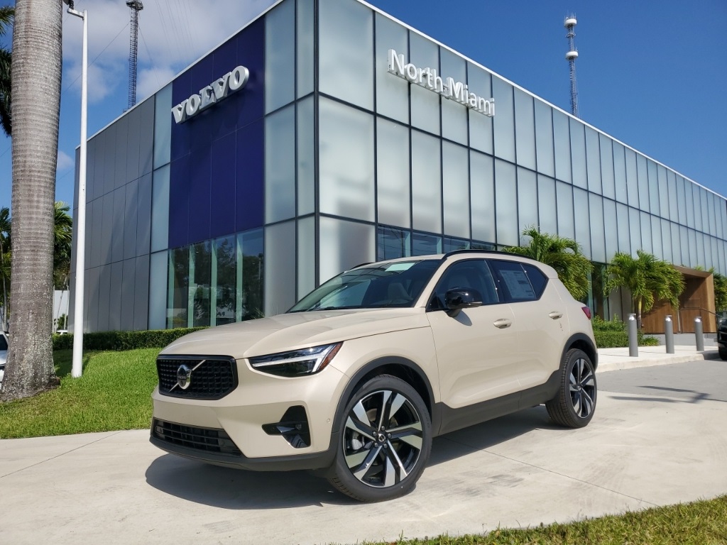 2025 Volvo XC40 B5 Ultra Dark Theme