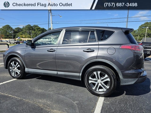 2018 Toyota RAV4 LE photo 4