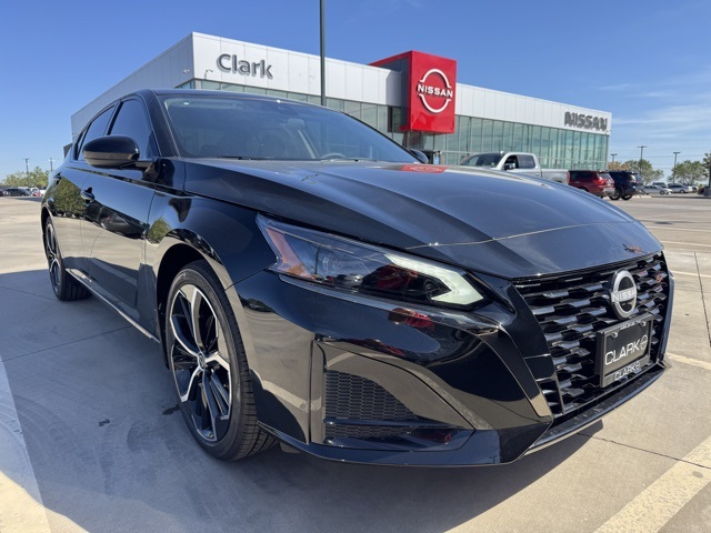 2025 Nissan Altima SR's photo