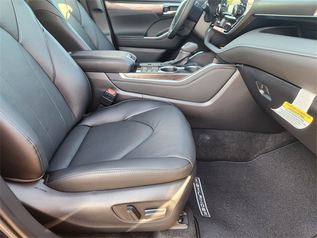 2026 Toyota Highlander Hybrid Limited  at Community Toyota
