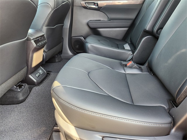 2026 Toyota Highlander Hybrid Limited  at Community Toyota