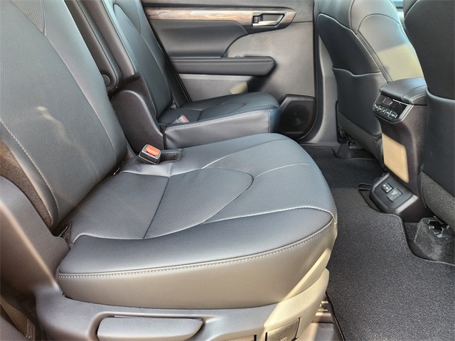 2026 Toyota Highlander Hybrid Limited  at Community Toyota