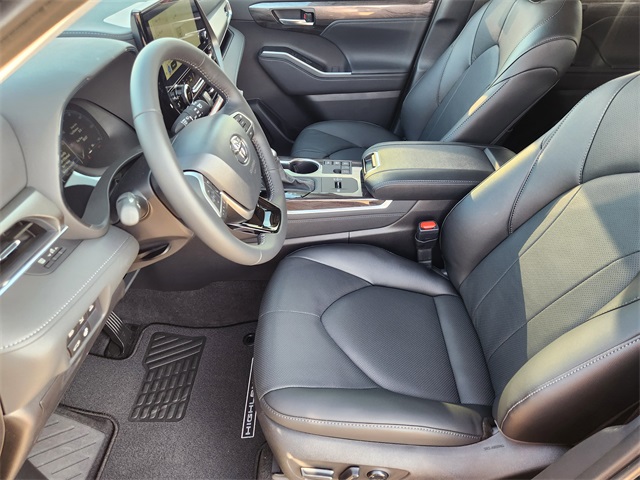 2026 Toyota Highlander Hybrid Limited  at Community Toyota