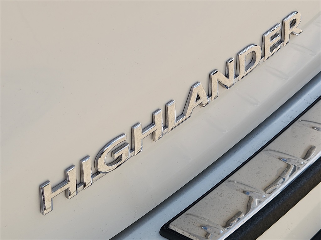 2018 Toyota Highlander XLE White at Gullo Toyota