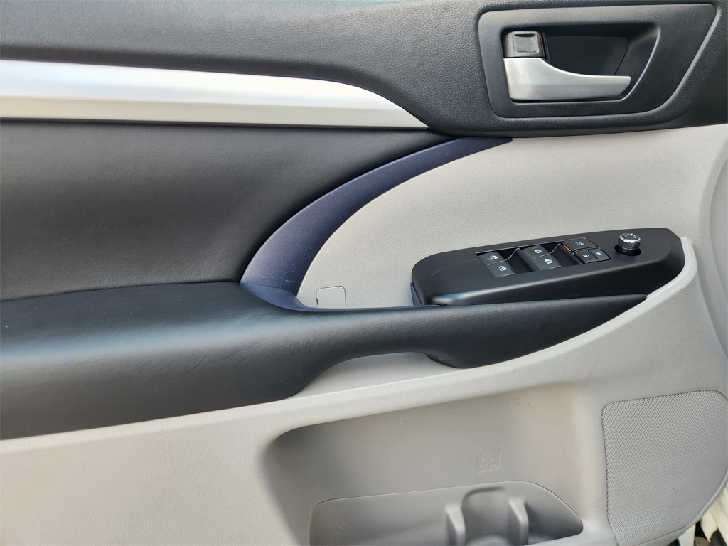 2018 Toyota Highlander XLE White at Gullo Toyota