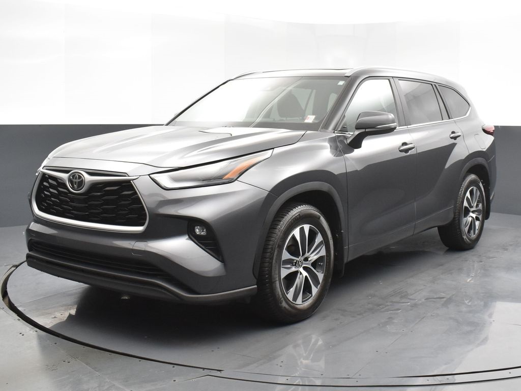 Used 2023 Toyota Highlander L with VIN 5TDKDRBHXPS001555 for sale in Kansas City