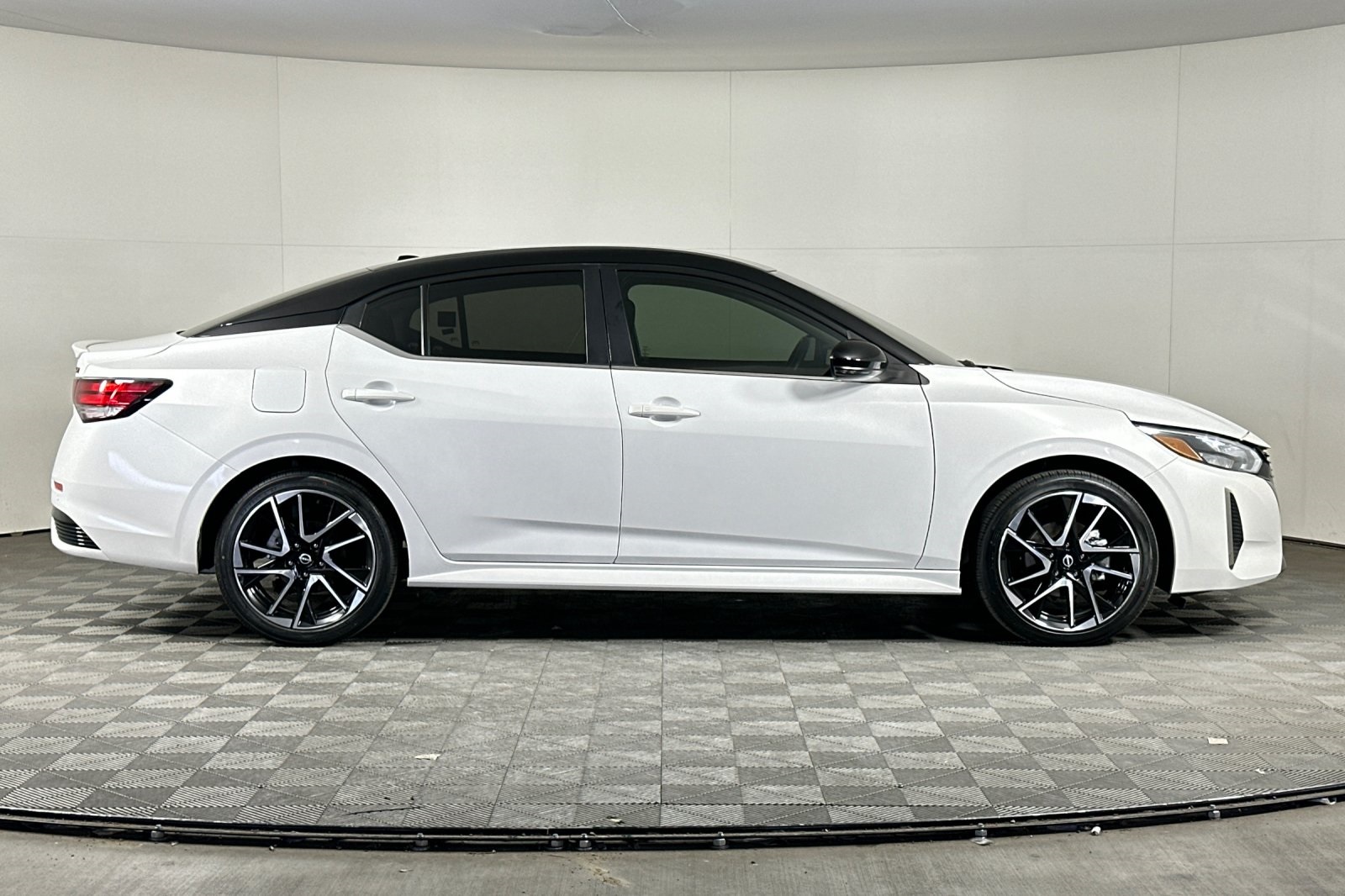 2024 Nissan Sentra SR photo 2