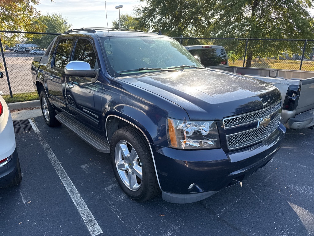 2011 Chevrolet Avalanche LT photo 2