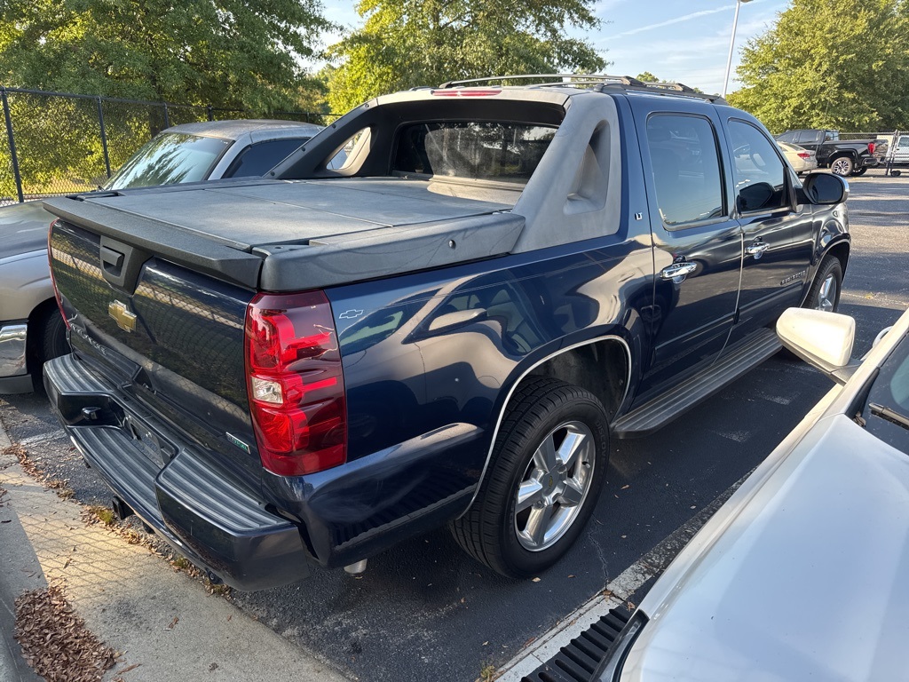 2011 Chevrolet Avalanche LT photo 3