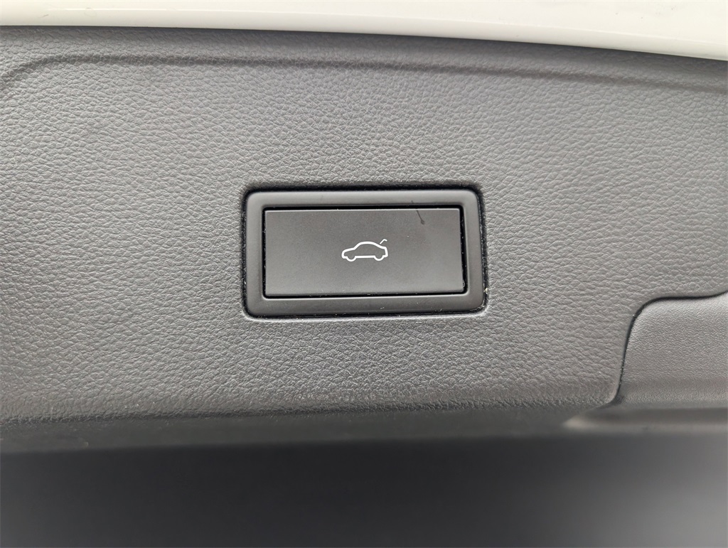 2021 Volkswagen Atlas Cross Sport 3.6L V6 SE w/Technology R-Line  at DeMontrond Auto Country