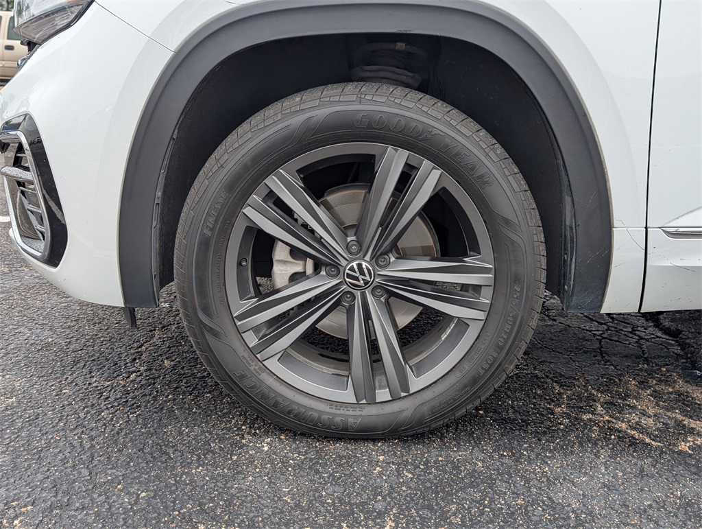 2021 Volkswagen Atlas Cross Sport 3.6L V6 SE w/Technology R-Line  at DeMontrond Auto Country