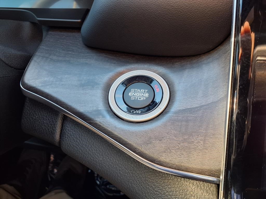 2023 Jeep Grand Cherokee Overland - 9