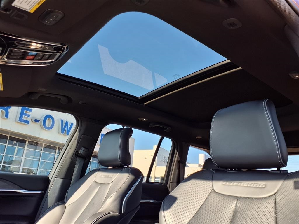 2023 Jeep Grand Cherokee Overland - 10