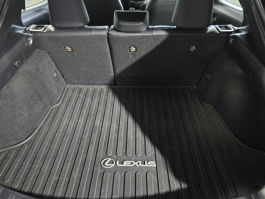 Thumbnail: 2022 Lexus UX - 29