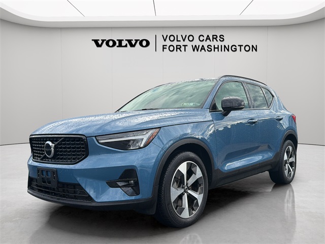 2023 Volvo XC40 B5 Plus Dark Theme