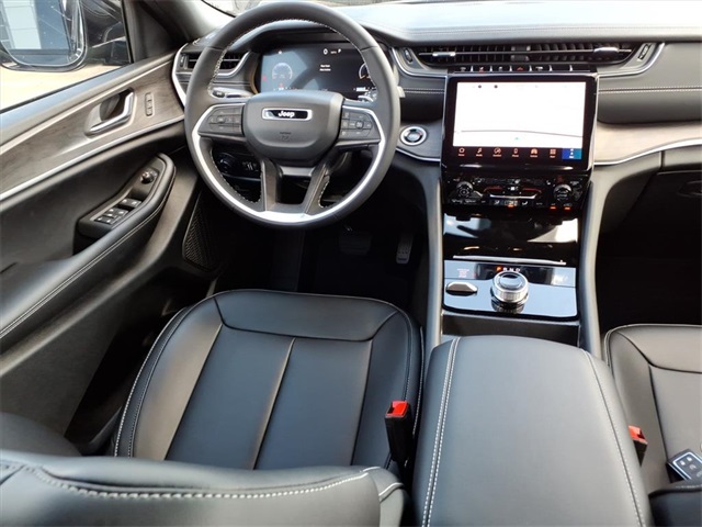 2025 Jeep Grand Cherokee Laredo photo 2