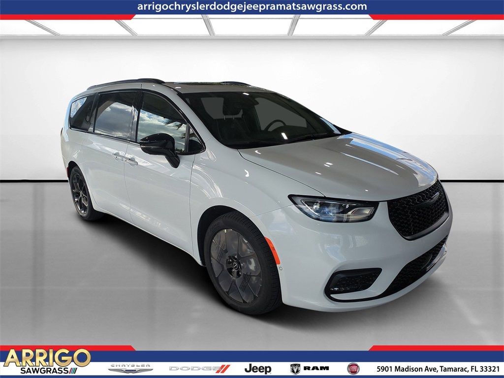 2026 Chrysler Pacifica Limited's photo