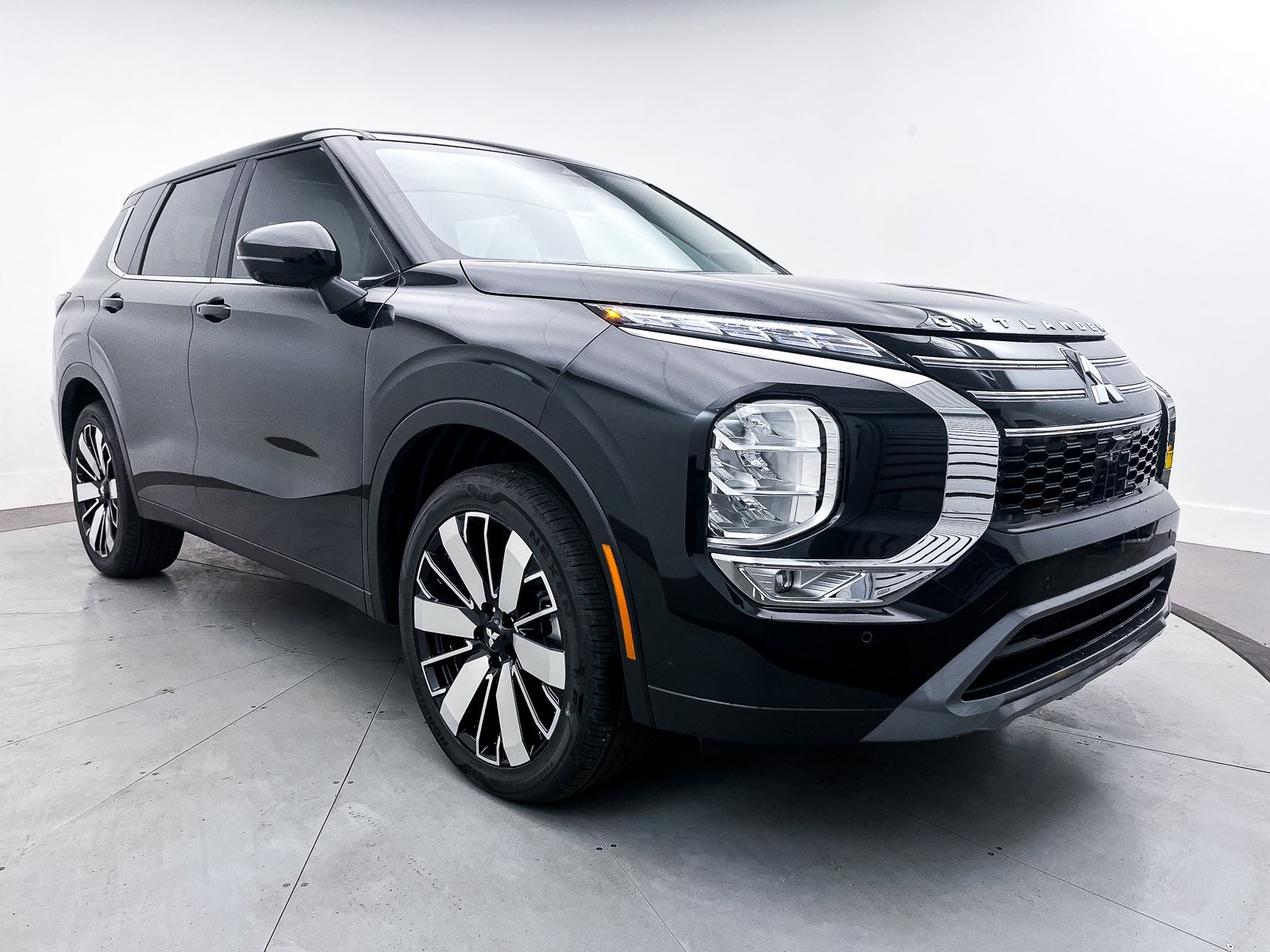 2025 Mitsubishi Outlander SE's photo