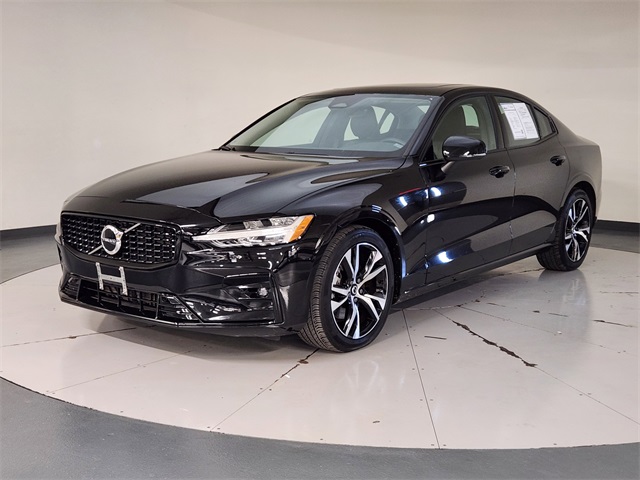 2024 Volvo S60 B5 Core Dark Theme
