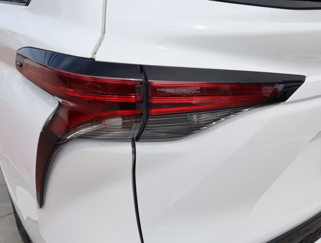 Thumbnail: 2022 Toyota Sienna - 16