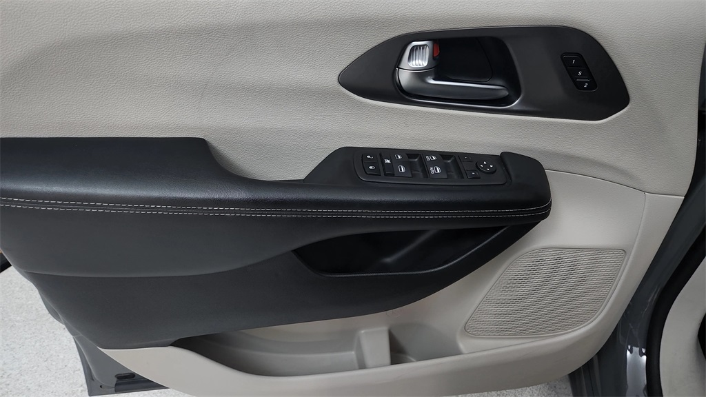 2022 Chrysler Pacifica Touring L - 11