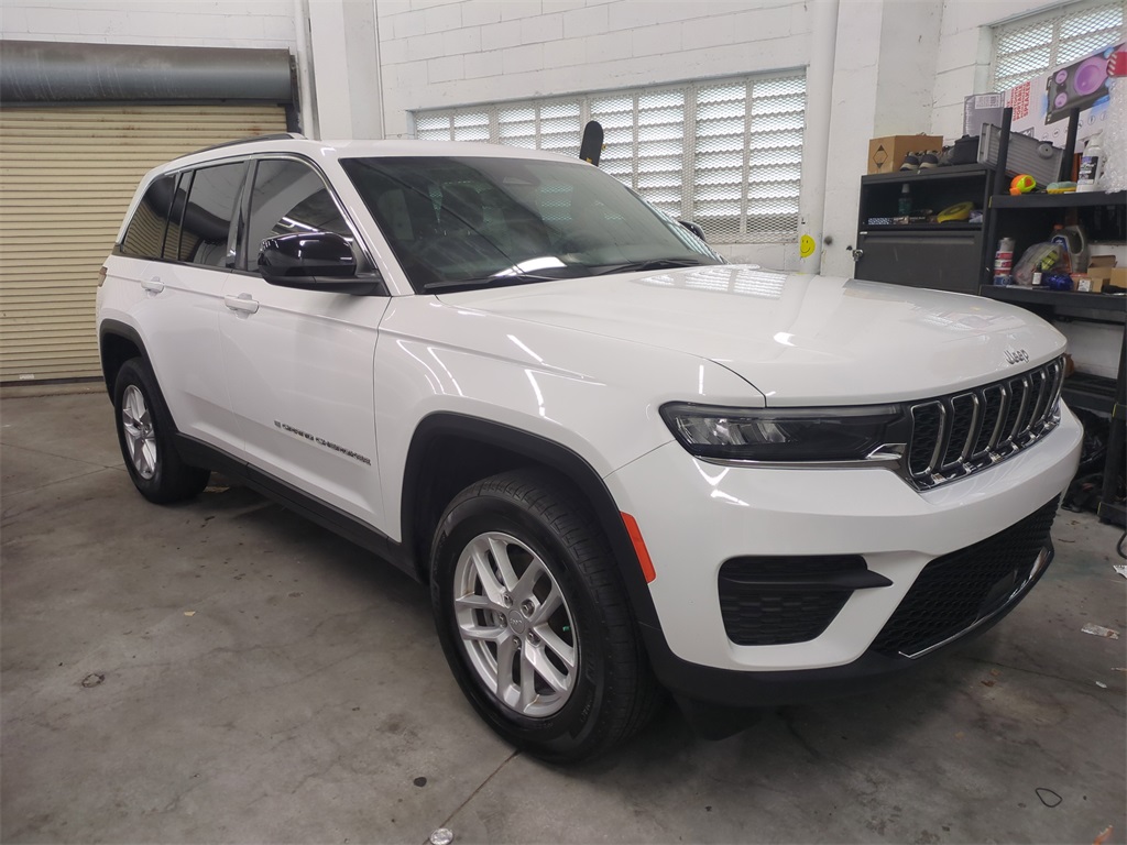CPO Bright White Clearcoat 2024 Jeep Grand Cherokee Laredo for