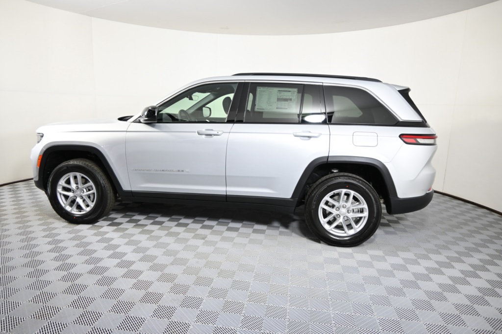 2025 Jeep Cherokee Laredo X photo 2